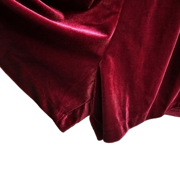 NWT Stella Luce Burgundy Velvet Romper with Cutout and Lace Detail, Size Small - Picture 4 of 14